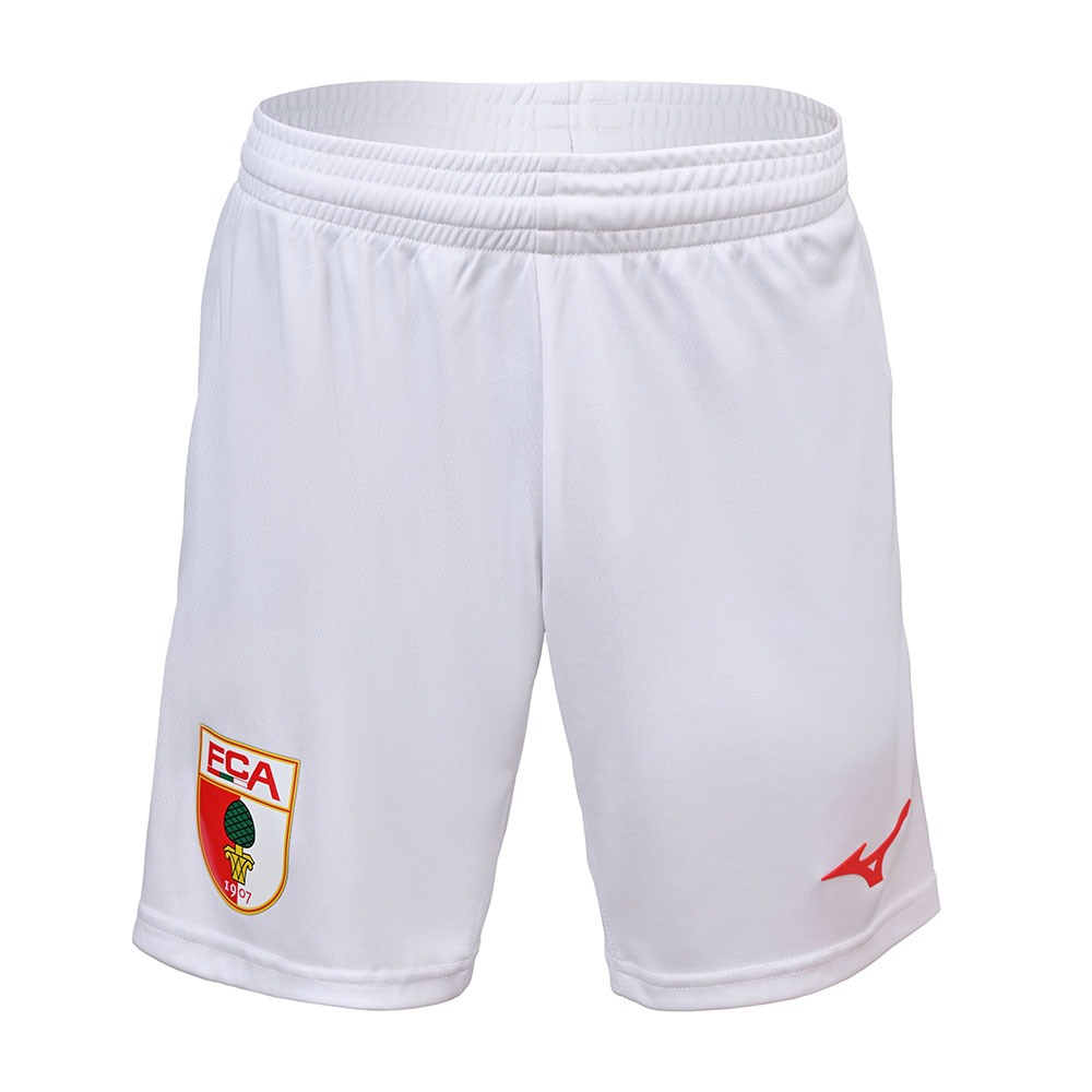 FCA Trikothose in weiß mit farbigem FCA Wappen auf dem rechten Hosenbein und roten Mizuno Logo auf dem rechten Hosenbein für Kinder 