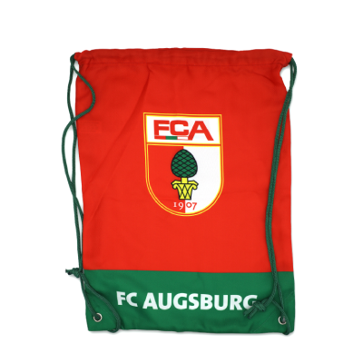 FCA Turnbeutel in rot mit grünem Boden, sowie grünen Kordeln und weißem FC Augsburg Schriftzug unterhalb eines farbigen FCA Wappens in der Mitte 